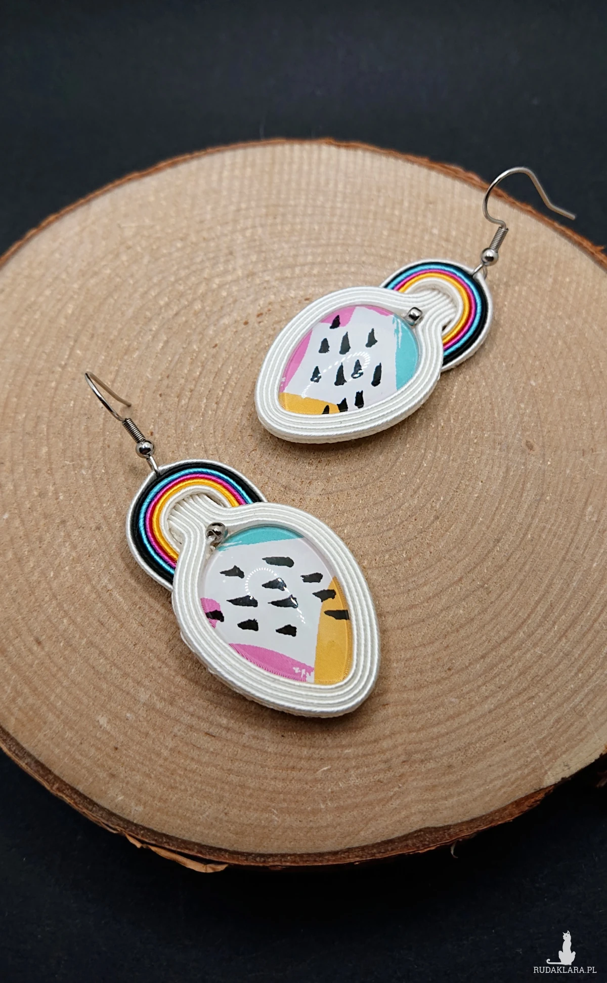 Biało kolorowe kolczyki sutasz